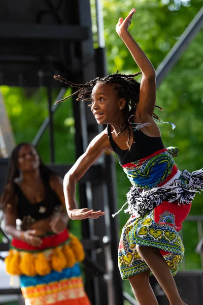 Jeune danseuse africaine sur scène